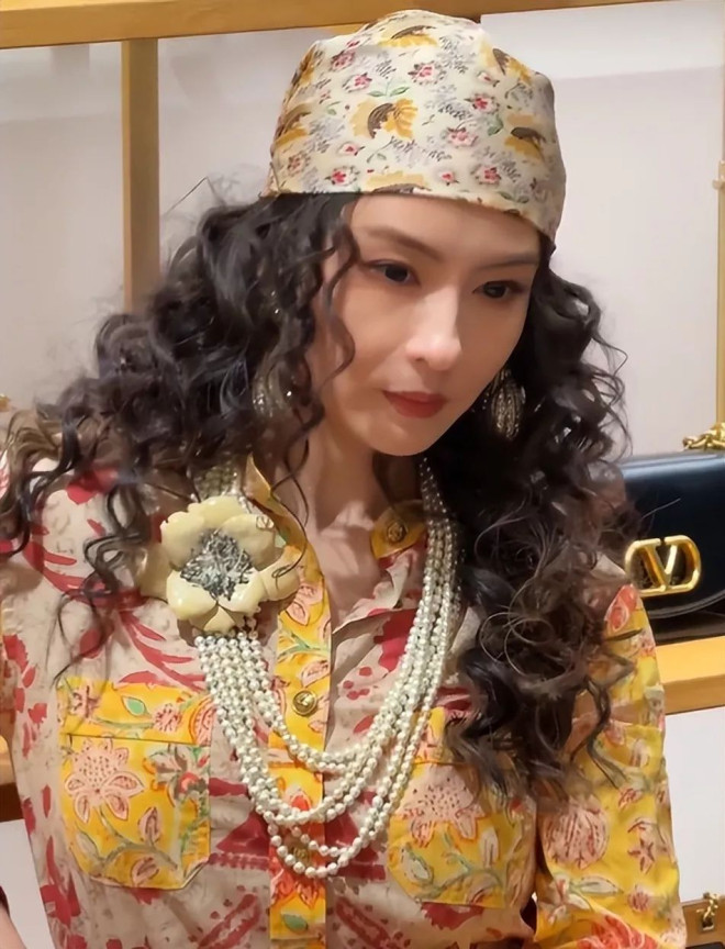 杨紫算不算顶级大美女？看看她和张柏芝站在一起...