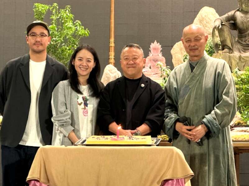 曾志伟小儿子罕露面,合照靠边显卑微,父子同框似印(图) - 综合