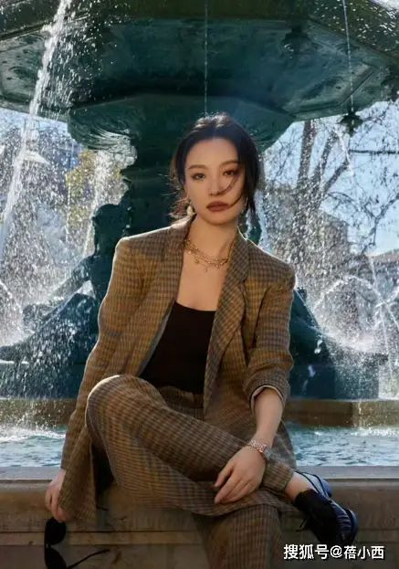 倪妮美的太超前，穿蕾丝西装高级知性，这身材一般人学不来